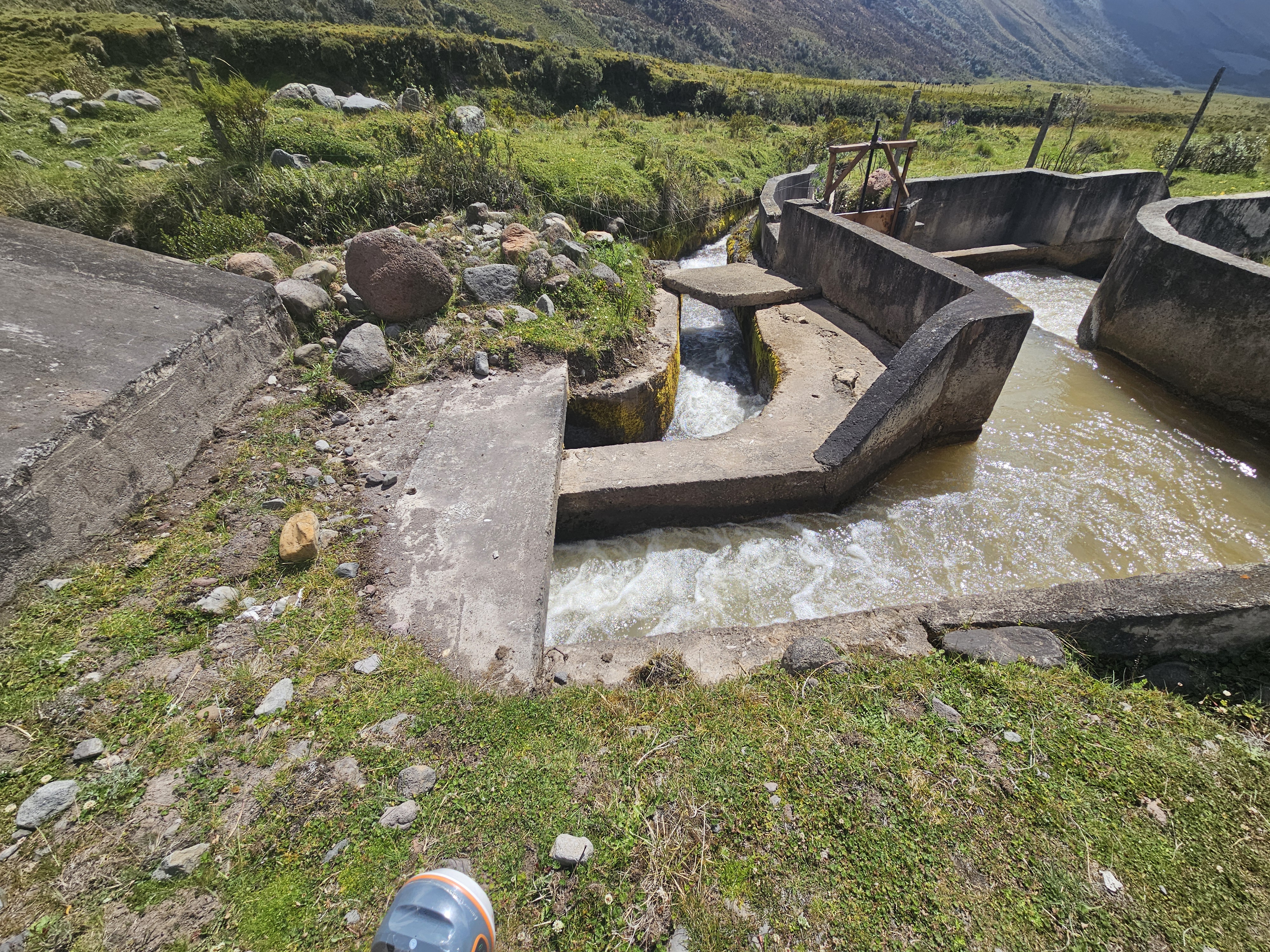 Estructura de captación de agua de riego en la montaña