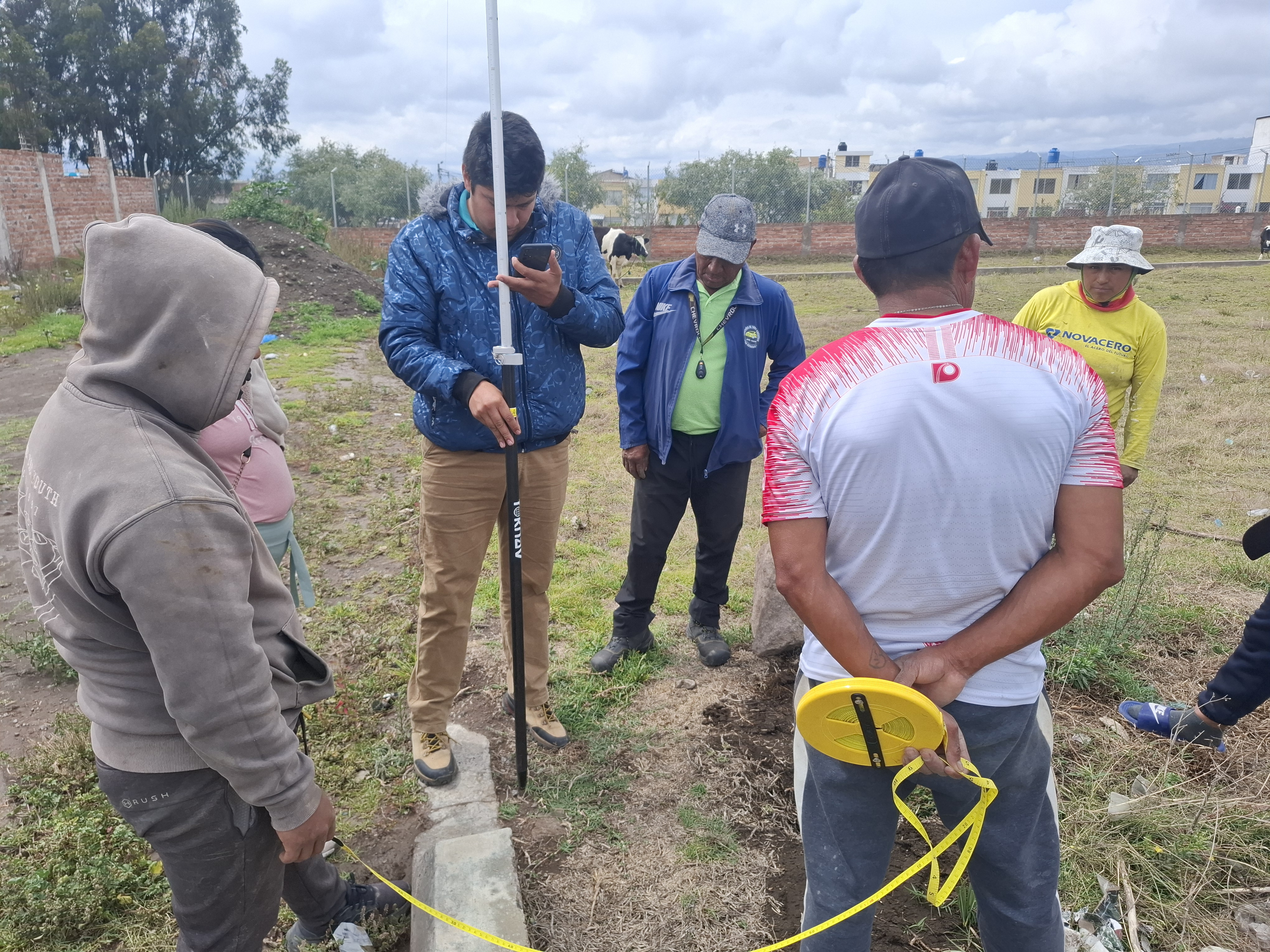 Jornada de medición de lote con equipo topográfico y cinta métrica