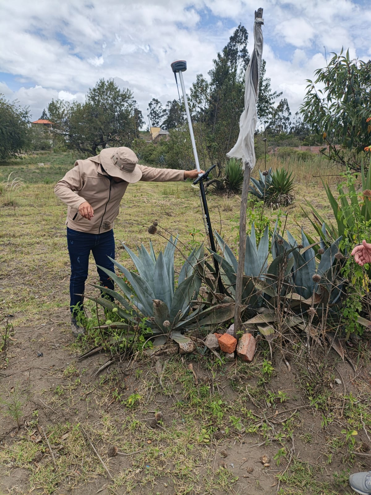 Toma de un punto de terreno con receptor sobre jalón